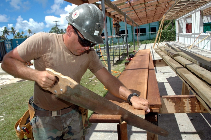 ebeniste-LA BRIGUE-min_worker_construction_building_carpenter_male_job_build_helmet-893290